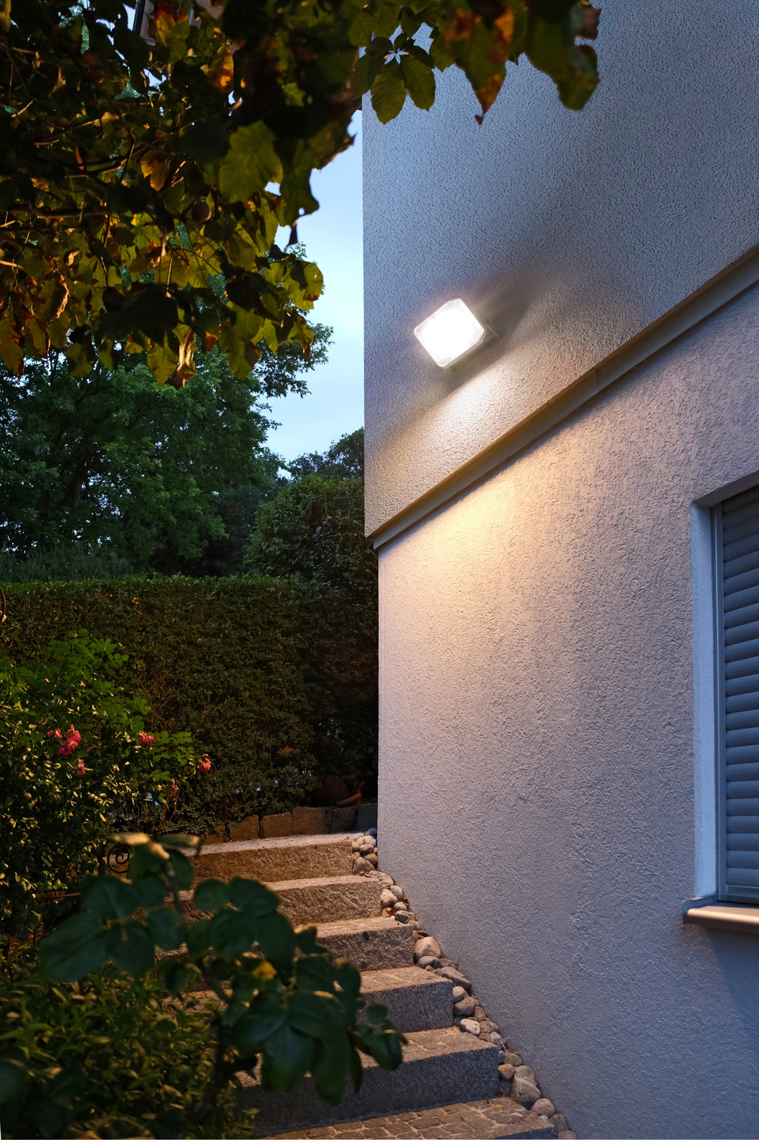 Brennenstuhl Projecteur LED portable JARO 3050 M pour une utilisation en extérieur IP65 (Spot de chantier LED 30W avec 3m de câble, avec verrouillage