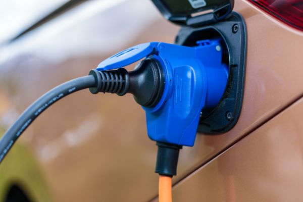 De CEE-hoekkoppeling bij deze campingverlengkabel biedt een extra stopcontact